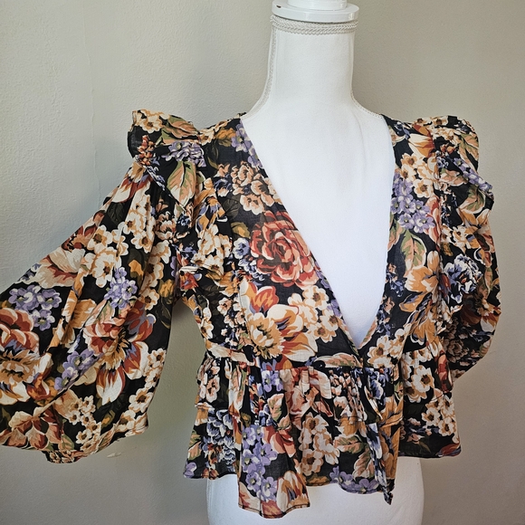 Olivaceous Black Floral Puff-Sleeve V-Neck Croped Blouse - Picture 2 of 10